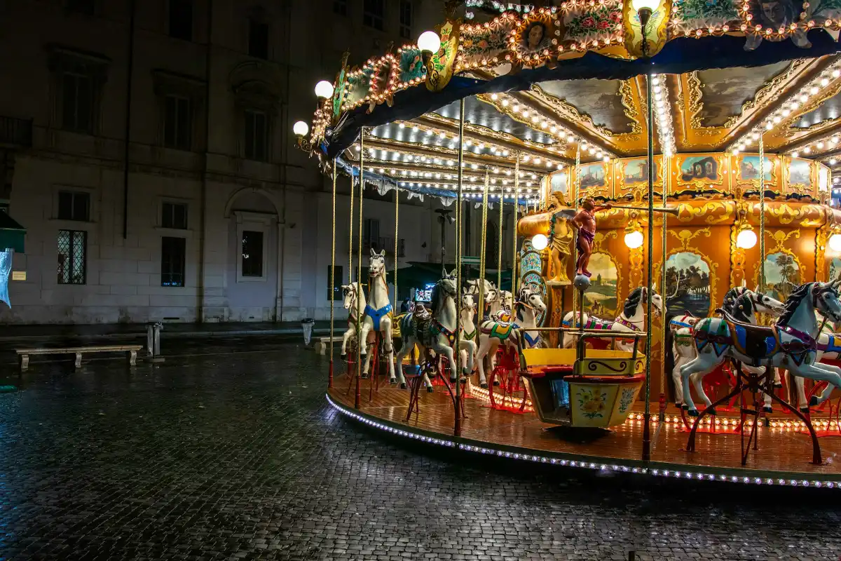 Un manège sur une place, de nuit