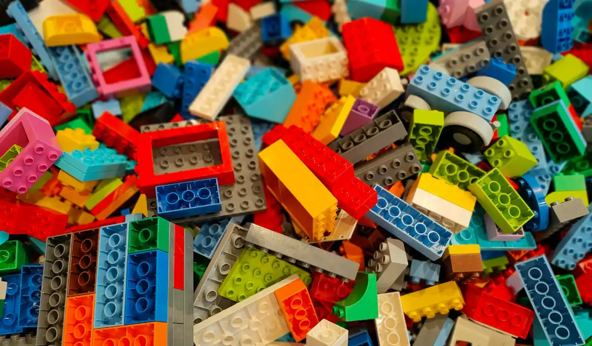 des legos de toutes les couleurs entassés